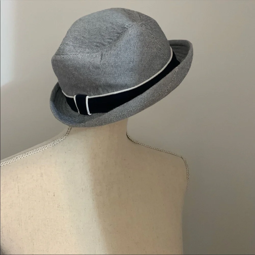 The children place kids hat